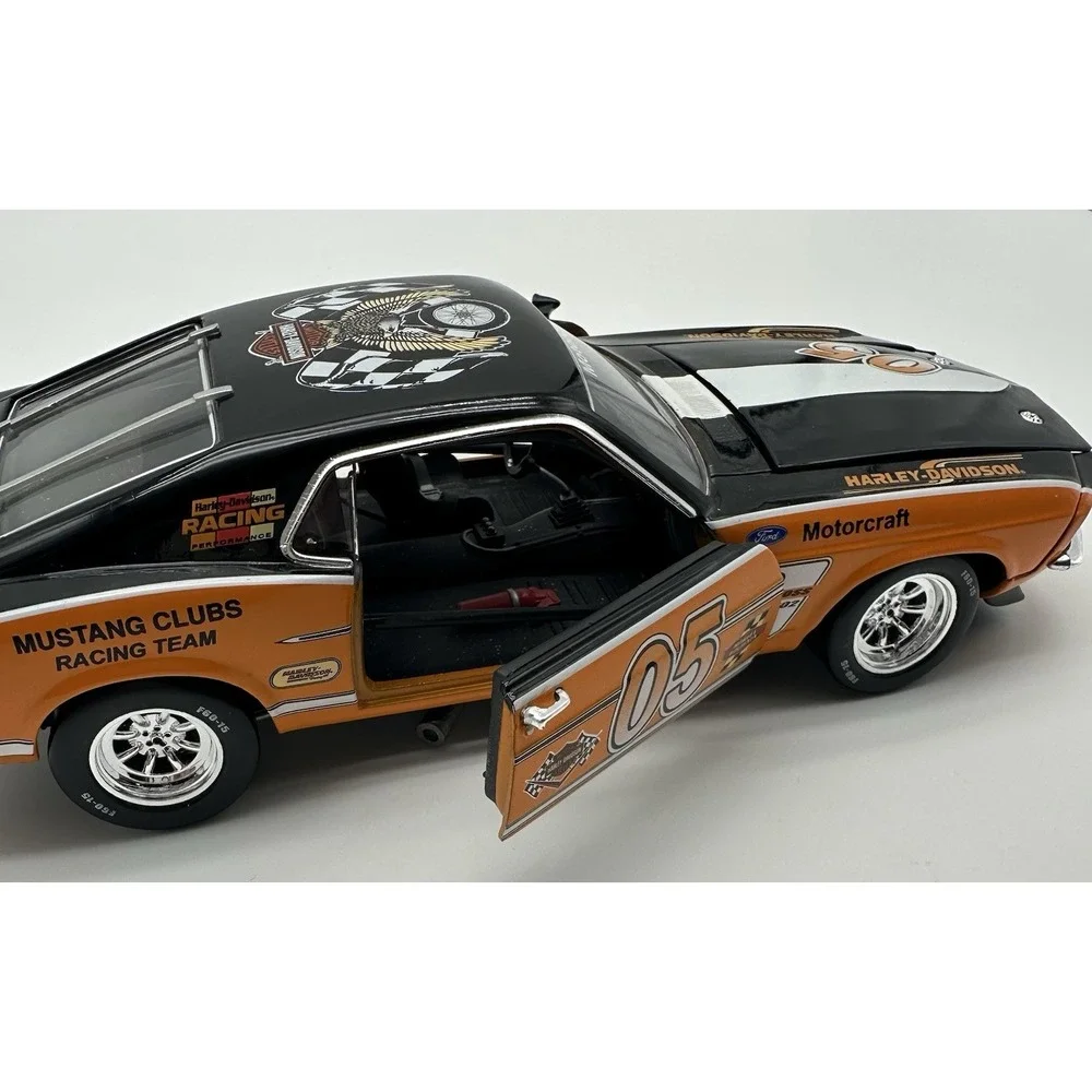 1969 FORD MUSTANG BOSS 302 RACER HARLEY-DAVIDSON 1:24 DIECAST
